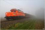 Durch dichten Nebel fhrt die E-Lok 1020 037 der GEG mit dem Planstrom SDZ von Linz-Stahlwerke nach Bischofshofen.