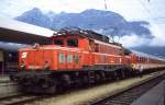 Im Juli 1991 stand die 1020 006-1 mit einem Nahverkehrszug aus Reute im Bahnhof Garmisch-Partenkirchen. Kamera: Nikon RF (Scan vom Dia).