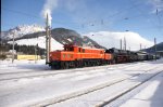 Bei herrlichem Winterwetter konnten wir 1020 037 und 01 1533 mit einem Sonderzug am 8. Januar im Bahnhof von Hochfilzen, whrend eines Zwischenhaltes fotografieren.