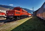 1020 018-6 rangiert die Schlieren-Garnitur rückwärts vom Heizhaus zu den Bahnsteigen des Lienzer Bahnhofs, um von dort aus als SR 17073 nach Sillian zu starten.
Aufgenommen am 28.8.2016.