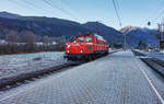 Nachdem die in Salzburg beheimatete 1020 018-8 einen Tag zuvor unseren Sonderzug von Lienz nach Salzburg und retour gezogen hatte, fuhr sie am 11.12.2016 wieder als Slz 18729 von Lienz zurück nach Salzburg. Hier durchfährt sie soeben den Bahnhof Greifenburg-Weißensee.