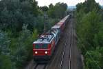 1041.02 und 761 001 befrdern am spten Abend des 08.08.2013 einen Containerganzzug von Krems/Donau nach Bratislava. Die Aufnahme enstand zwischen Korneuburg und Bisamberg.