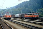 1042 605-4 und 1042 604-7 treffen sich im September 1986 im Bahnhof Schwarzach-St. Veit
