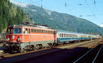 05.Mai 1990 Im Bahnhof Mallnitz: Lok ÖBB 1042 615 fährt mit einem D-Zug in Richtung Salzburg.