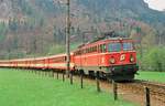 28.04.1991 Bei Langwies im Trauntal fährt ein Personenzug mit Lok ÖBB 1042 053-7. Schade, dass der Mast nicht zur Seite gehen wollte.