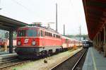 07.05.1993, in Salzburg Hbf. steht Lok 1042 574-2 vor einem Nahverkehrszug