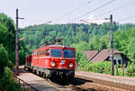 18.05.1993, ein Zug mit ÖBB-Lok 1042 035-4 fährt auf der Bahnstrecke Salzburg-Linz durch den Haltepunkt Tiefenbach.