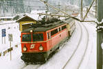 Im Salzachtal bei Schwarzach begegnete mir am 28. Januar 1995 am Haltepunkt Eschenau dieser Zug mit Lok 1042.559