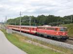 Das Warten auf den Rex 3909 am 13.07.2007 hat sich wieder einmal gelohnt. War der Zug doch mit der 1042 020 schon fast nostalgisch bespannt.Das Bild entstand bei der Bahnhofseinfahrt Wartberg/Kr.