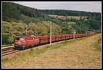 1042 511 fährt am 14.06.2002 mit G49453 (Erzleerzug von Leoben Donawitz nach Koper) bei Bruck an der Mur Richtung Süden.