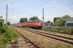 Am 17. Juni 2005 bringt die 1042 023 die kalte 1042 052 und den Eilzug 2119 zum Wiener Franz Josef Bahnhof. Hier bei der Durchfahrt durch Klosterneuburg-Weidling.