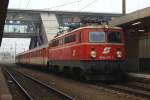 Whrend sich der Jnnermorgennebel lichtet, legt die 1042 007 mit ihrem dreiteiligen Schlierenzug als R 3009 Salzburg-Linz einen kurzen Halt im Hbf Wels ein.