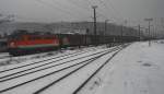 Vllig berrascht wurde ich von 1042 036 samt Gterzug bei der Durchfahrt im verschneiten Bahnhof Wien Htteldorf, so da ich leider den Zug nicht komplett auf das Bild bekommen habe... (8.1.2010)