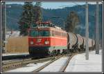 Mitlerweile schon sehr selten zu sehen in sterreich - ein 1042 mit Scherenstromabnehmer. Auf dem Foto durchfhrt 1042 023 am 7.3.2006 mit einem Gterzug den Bahnhof Peggau-Deutschfeistritz