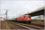 Die 1042 23 war am 24. Dezember 2011 mit dem Christkindl-Zug auf Rundfahrt durch Wien. Hier kurz nach dem Strzen in Nudorf. 