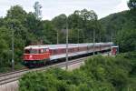 1042.23 mit SLP 14872 bringt fr eine Pilgerfahrt nach Lourdes eine Wagengarnitur von Bratislava nach Linz. Die Aufnahme entstand am 15.07.2012 in Unter Oberndorf.