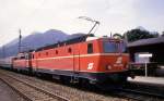 1044.098 un d1042.635 erreichen mit einem Zug aus Innsbruck, der weiter nach München geht, am 12.9.1987 um 12.57 Uhr den Bahnhof Mittenwald.