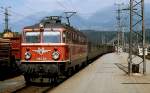 Mit einem Regionalzug fährt 1042.611 im Sommer 1979 in den Bahnhof Spittal-Millstättersee ein. Die Lok ziert noch das schöne alte ÖBB-Emblem, das ihr besser stand als der später aufgemalte  Flatsch .