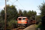 1043.09 durchfährt am 29.08.1981 mit einem Güterzug den Haltepunkt Faak am See-Strand