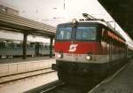 1044 281 steht im August 2001 in Kufstein und wartet auf die Ausfahrt mit ihrem EC 12 nach Dortmund (eingescanntes Papierfoto)