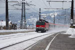 Eine ordentliche Schneefahne zieht 1144 268 mit IC 119 hinter sich her bei der Durchfahrt des Bahnhofs Dornbirn Haselstauden in Richtung Dornbirn.