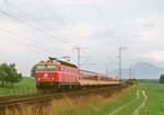 September 1988:	Bei Freilassing fährt ein Zug der ÖBB mit Lok 1044 084-0 in Richtung Rosenheim.