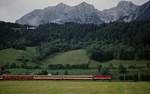 Im September 1992 ist eine 1044 mit einem Schnellzug im Ennstal zwischen Schladming und Haus unterwegs, im Hintergrund das Dachsteinmassiv