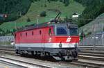 ÖBB 1044 240 wartet auf den nächsten Einsatz (Bahnhof Brenner, 22.08.1998); digitalisiertes Dia.