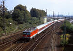 Mitte der neunziger Jahre gehörten ÖBB Fahrzeuge zum täglichen Bild im Rhein-Main-Gebiet. 1044.230 durchfährt mit einem EC aus Wien Hanau Hbf im September 1994.