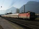 Gegenlicht Aufnahme von der  Pflatsch  1044 006 mit IC 613. Aufgenommen am 24.10.2008 bei der Durchfahrt in Brixlegg.