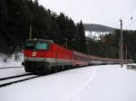 Die BR 1044 044-4 fhrt am 27.02.2009 mit einem IC nach Graz durch Breitenstein.