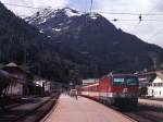 BB BR 1044 mit Fernreisezug in St. Anton am Arlberg. Scan ab Dia, Mai 1992