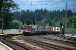 Elegant legt sich die 1044 mit ihrer  RoLa  in die Bahnhofskurve von Brixlegg, Fahrtrichtung Kufstein. (20.06.2009).