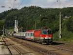 Die 1044 082 am 31.07.2010 mit dem EZ bei der Durchfahrt in Wernstein.