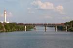 1x44 Tandem berquert mit einem Ganzzug die Brcke ber das Wiener Entlastungsgerinne. Die Aufnahme entstand am 13.06.2011.