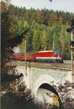 Die neu gelieferte 1044.225 fhrt mit IC-595 ber den Hllgraben-Viadukt vor Eichberg   Richtung Villach.