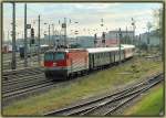 In den Morgenstunden bei Sonnenschein wirklich eine denkbar schlechte Fotostelle. 1044 034 mit dem Erlebniszug Ennstal bei der Ausfahrt aus dem Wiener Sdbahnhof, aufgenommen am  Matzleinsdorfer Balkon 