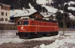 BB Elektrolok 1044.104 wartet am 21.1.1991 im italienischen Bahnhof  San Candido / Innichen auf den Puztatal Ex 433, um diesen weiter nach  Lienz zu befrdern.
