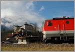1044 013 am 7.12.2006 mit dem R 3568 (Selztal-Schladming) beim Halt in Trautenfels.