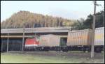 Eine 1044 schiebt einen Lokomotion KLV-Zug, gefhrt von 1044 222(vermietet an Lokomotion) zum Brenner. Aufgenommen im Sommer 2004 hinter Kufstein.