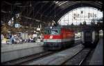 ÖBB 1044.215 ist in Frankfurt am Main angekommen und setzt am 14.5.1992 um 13.53 Uhr aus dem Kopfbahnhof zurück.
