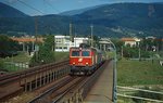 1044 007-4 überquert Ende der 1990er Jahre mit einem Regionalzug Richtung Arnoldstein die alte Draubrücke in Villach. Heute verhindern leider die Schallschutzwände des Neubaus eine solche Aufnahme.