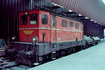 Ellok 1045.03 der Montafonerbahn war als Ersatzlok vor dem Depot Schruns abgestellt.
Datum: 23.04.1984