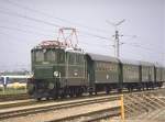 150 Jahre Eisenbahnnen in sterreich.E-Lok 1045.09 mit einem Personenzug im September 1987 an der Parade in Strasshof b.Wien (Archiv P.Walter)