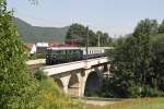 4061.13 hat mit EZ-14392 nach dem überqueren des Payerbachgraben-Viadukts in Kürze Paerbach/R. erreicht. 9.8.15