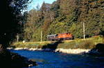 Kurz nach Verlassen des Bahnhofs Schladming fährt eine 1080 im September 1989 an der Enns entlang.