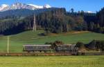 Zu den letzten Streckenleistungen der 1924/25 in Dienst gestellten Reihe 1080 gehörte die Beförderung des Milchzuges von Schladming nach Stainach-Irdning. Im September 1989 hat diese über 60 Jahre alte 1080 ihre Fahrt in Schladming gerade begonnen, auf den Unterwegsbahnhöfen wird sie Milchwagen für die Molkerei in Stainach-Irdning aufnehmen.