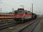 Die 1110 522 und die 01 533 am 02.02.2008 bei der Einfahrt in Salzburg Hbf.