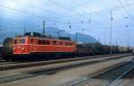 Vor einem Güterzug über den Arlberg steht 1110.521 im August 1982 im Bahnhof Bludenz