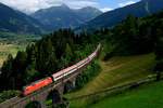 Am 09. Juli 2016 war der Himmel zumeist bedeckt, aber glücklicherweise riss die Bewölkung kurz auf, als 1116.255 mit ihrem IC 591 von Villach nach Salzburg den Pyrker-Viadukt bei Bad Hofgastein passierte. Die Tauernbahn überquert hier die Trasse der Standseilbahn zur Schlossalm. Der Blick geht hier weit ins Gasteinertal. Im Hintergrund erkannt man Bad Gastein und die majestätischen Stubnerkogel und Graukogel.